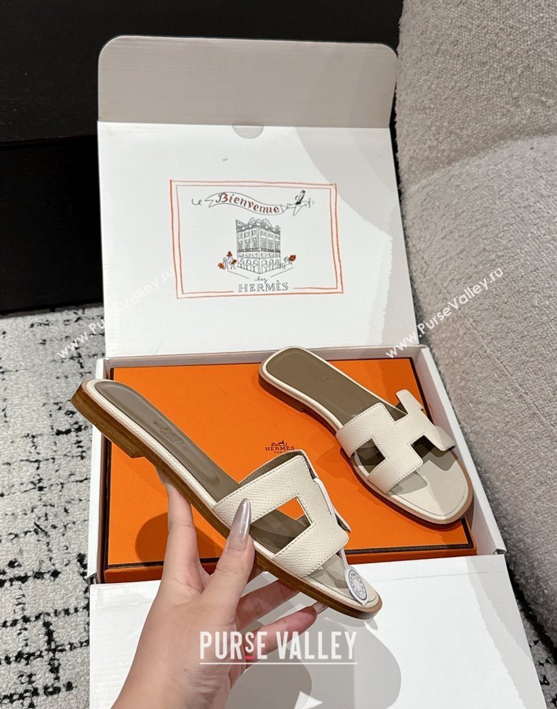 Hermes Classic Oran Flat Slides Sandal in Palm-Grained Leather White 17 2025 0606 (MD-250606161)