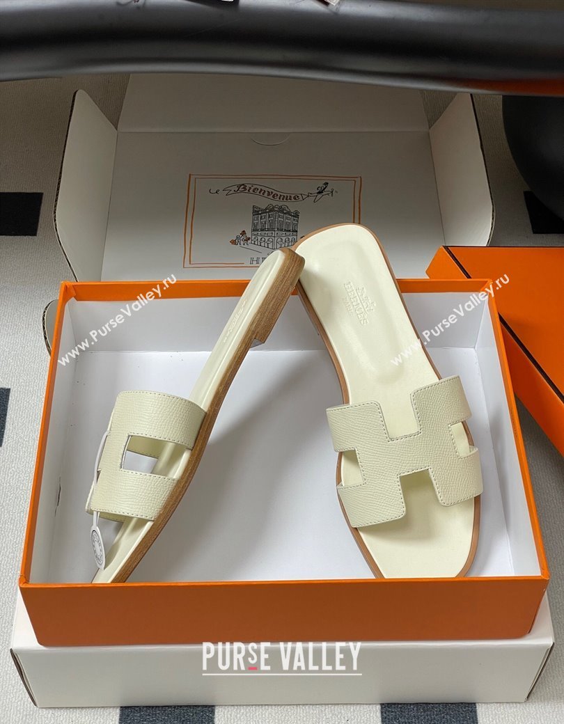 Hermes Oran Classic Flat Slides Sandal in Palm-Grained Calfskin Pale Yellow 2025 0819 (MD-250819002)