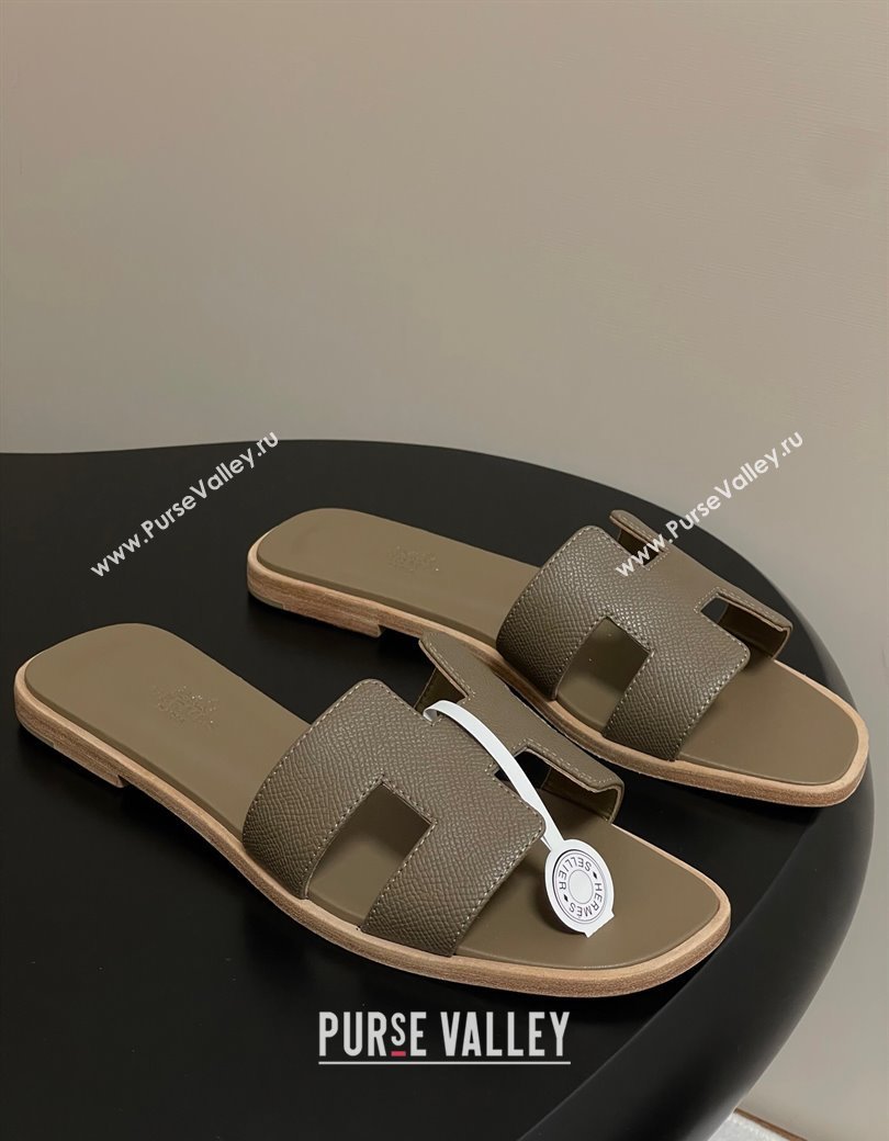 Hermes Oran Classic Flat Slides Sandal in Palm-Grained Calfskin Elephant 2025 H081803 (MD-250819026)