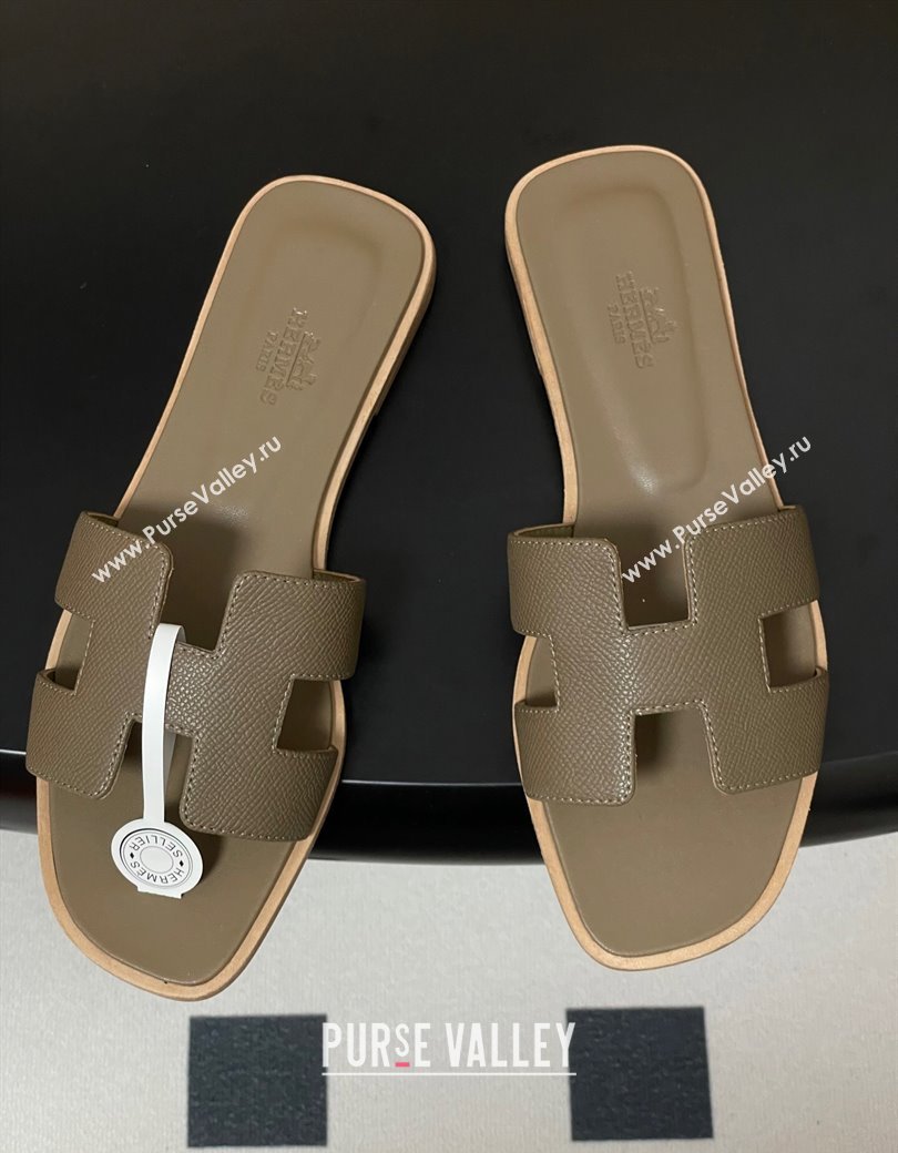 Hermes Oran Classic Flat Slides Sandal in Palm-Grained Calfskin Elephant 2025 H081803 (MD-250819026)