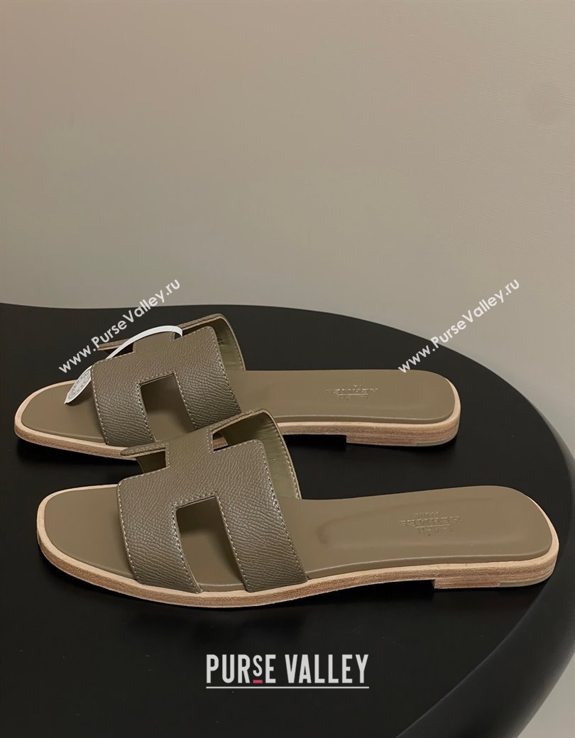 Hermes Oran Classic Flat Slides Sandal in Palm-Grained Calfskin Elephant 2025 H081803 (MD-250819026)