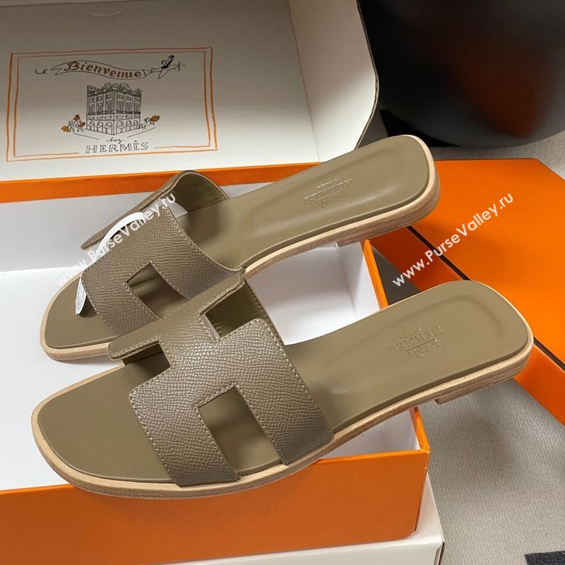 Hermes Oran Classic Flat Slides Sandal in Palm-Grained Calfskin Elephant 2025 H081803 (MD-250819026)