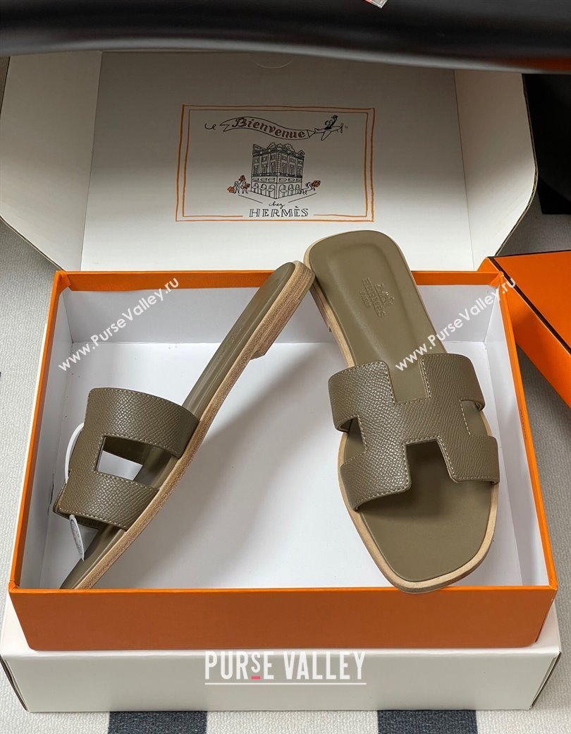 Hermes Oran Classic Flat Slides Sandal in Palm-Grained Calfskin Elephant 2025 H081803 (MD-250819026)