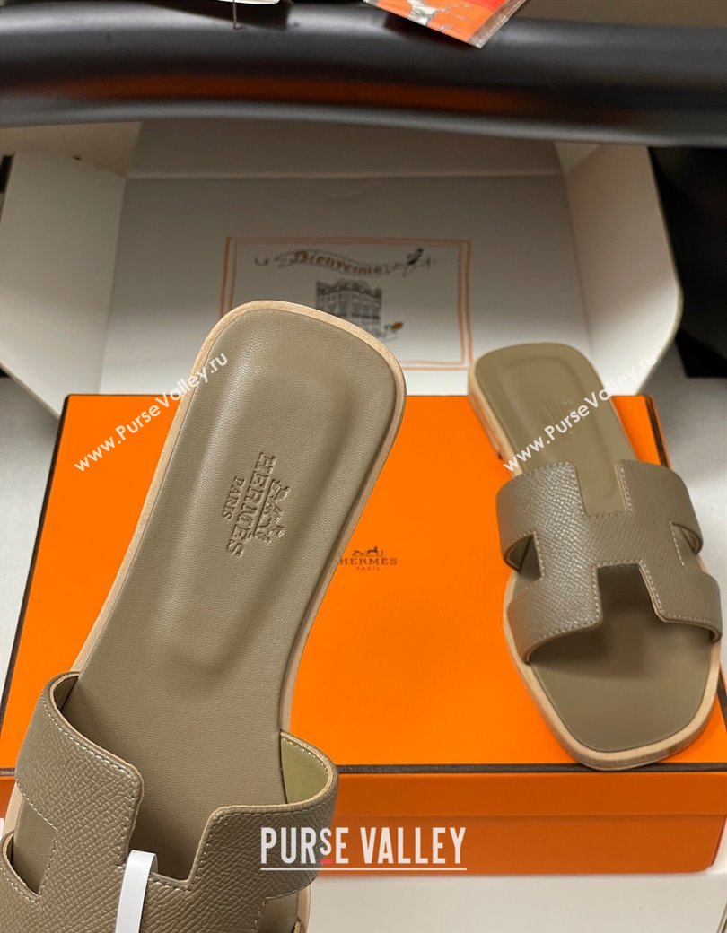 Hermes Oran Classic Flat Slides Sandal in Palm-Grained Calfskin Elephant 2025 H081803 (MD-250819026)