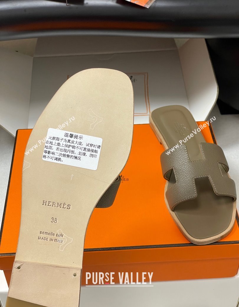 Hermes Oran Classic Flat Slides Sandal in Palm-Grained Calfskin Elephant 2025 H081803 (MD-250819026)