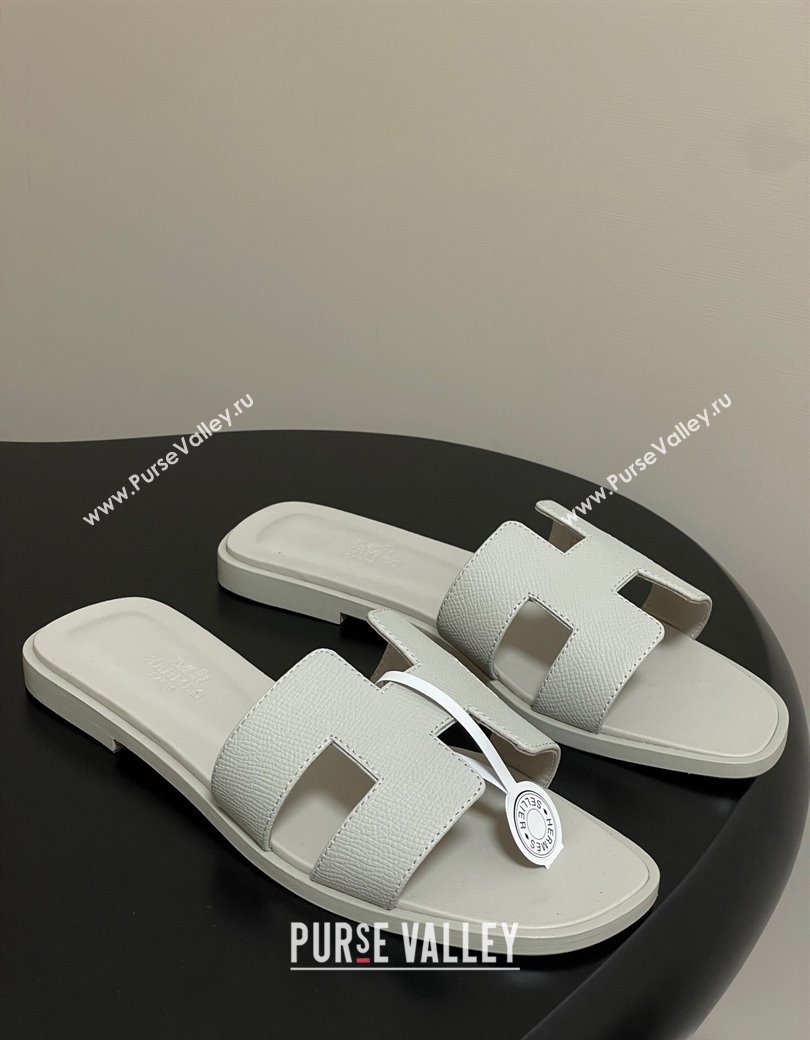 Hermes Oran Classic Flat Slides Sandal in Palm-Grained Calfskin Light Grey 2025 H081803 (MD-250819028)