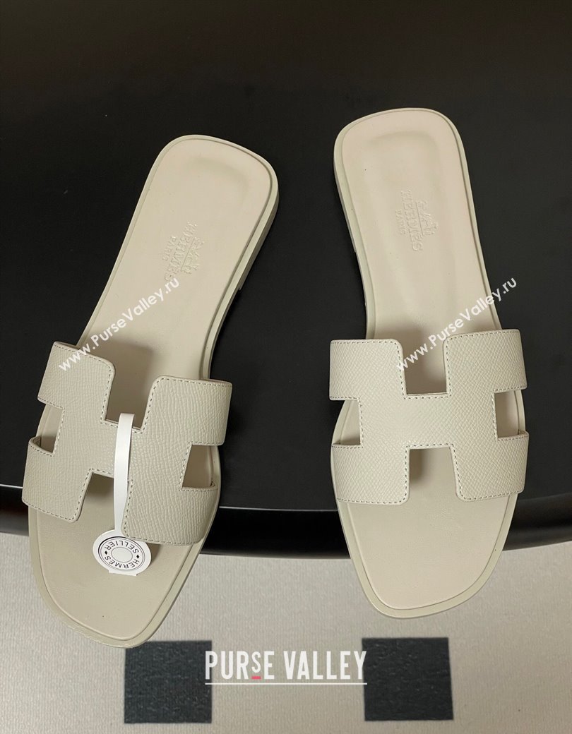 Hermes Oran Classic Flat Slides Sandal in Palm-Grained Calfskin Light Grey 2025 H081803 (MD-250819028)