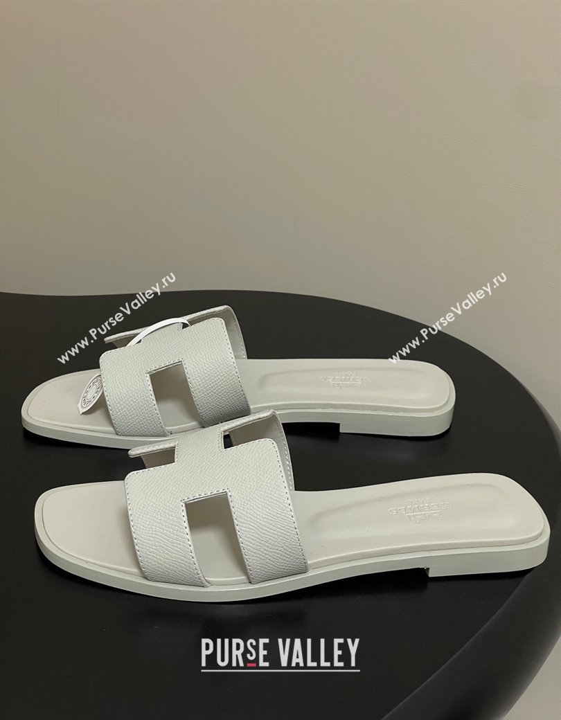 Hermes Oran Classic Flat Slides Sandal in Palm-Grained Calfskin Light Grey 2025 H081803 (MD-250819028)