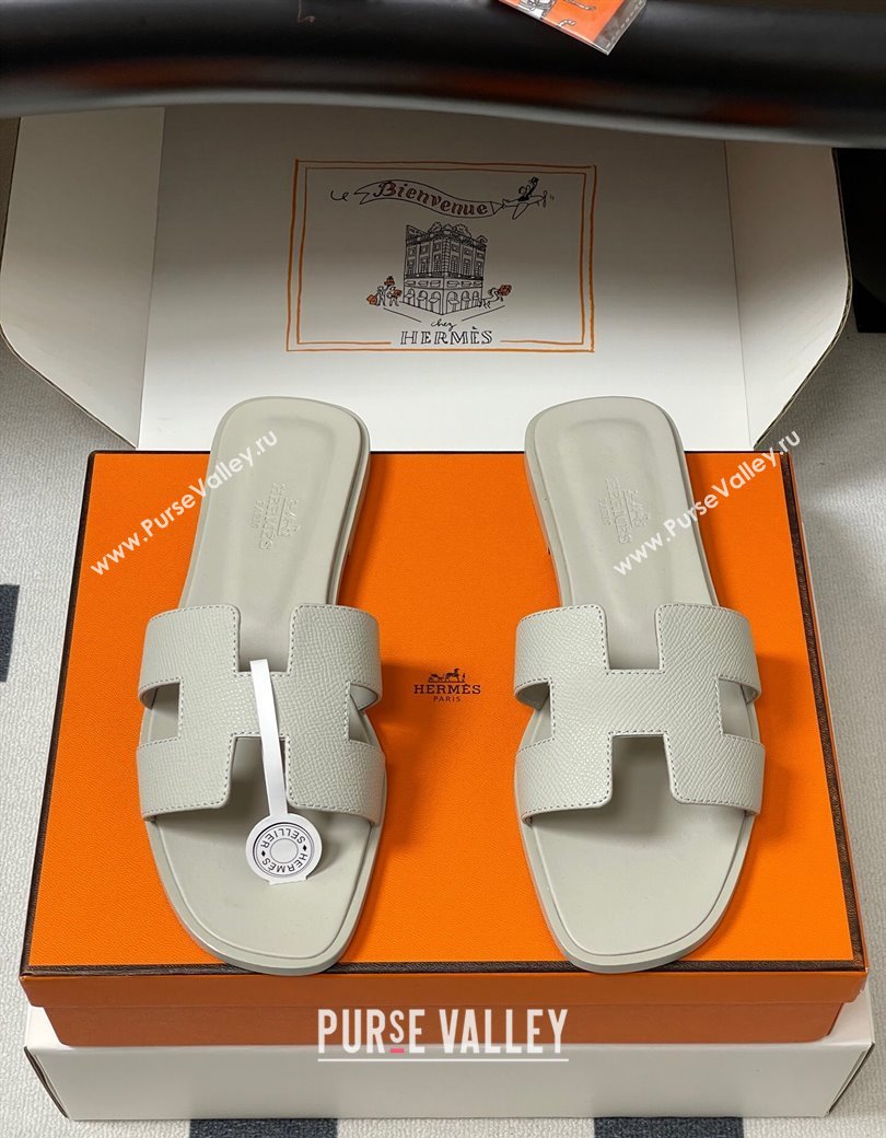 Hermes Oran Classic Flat Slides Sandal in Palm-Grained Calfskin Light Grey 2025 H081803 (MD-250819028)
