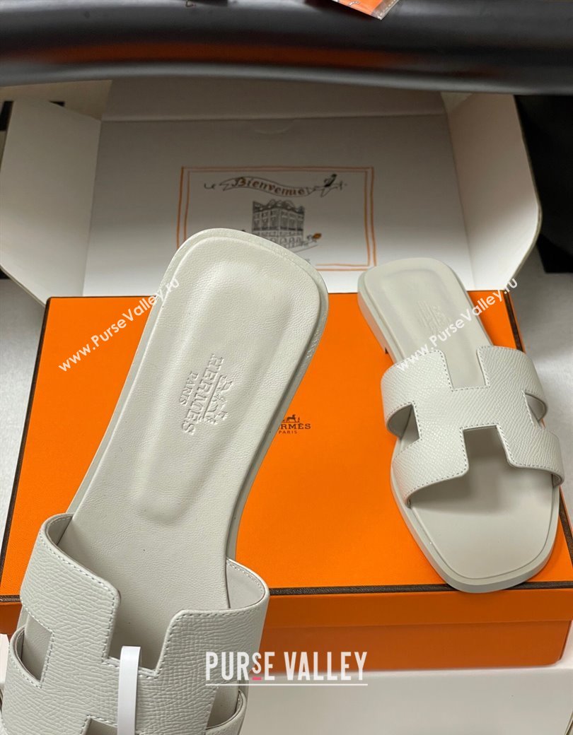 Hermes Oran Classic Flat Slides Sandal in Palm-Grained Calfskin Light Grey 2025 H081803 (MD-250819028)