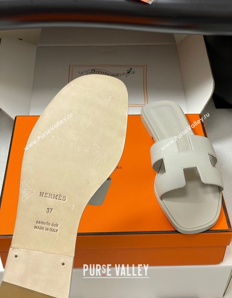 Hermes Oran Classic Flat Slides Sandal in Palm-Grained Calfskin Light Grey 2025 H081803 (MD-250819028)