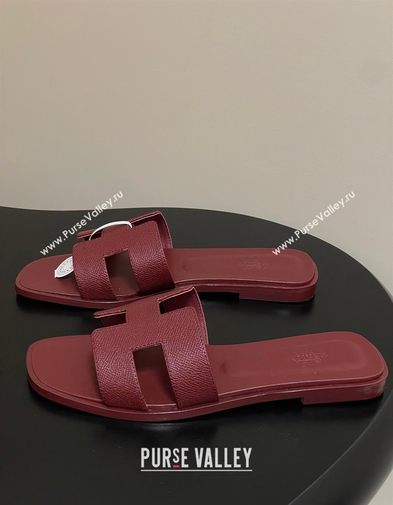 Hermes Oran Classic Flat Slides Sandal in Palm-Grained Calfskin Dark Burgundy 2025 H081803 (MD-250819034)