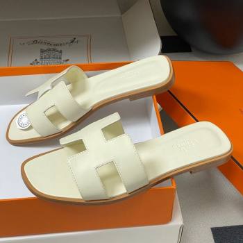 Hermes Oran Classic Flat Slides Sandal in Smooth Calfskin Pale Yellow 2025 H081803 (MD-250819041)