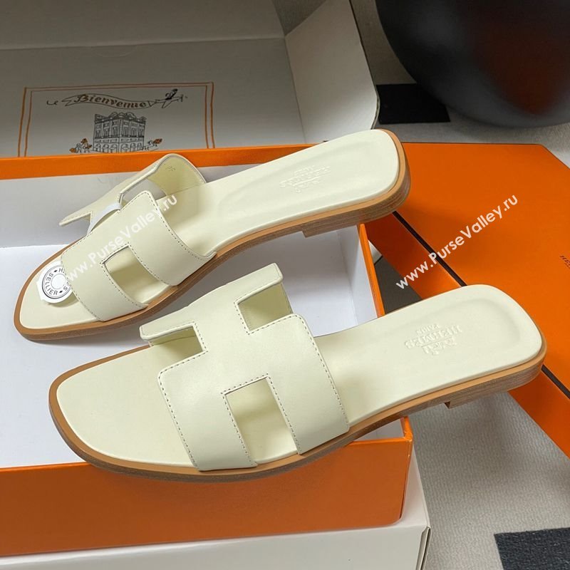 Hermes Oran Classic Flat Slides Sandal in Smooth Calfskin Pale Yellow 2025 H081803 (MD-250819041)
