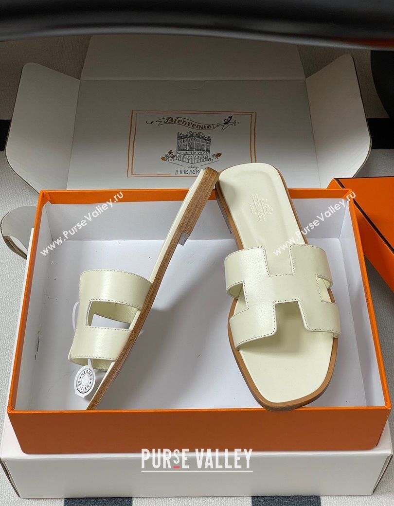 Hermes Oran Classic Flat Slides Sandal in Smooth Calfskin Pale Yellow 2025 H081803 (MD-250819041)