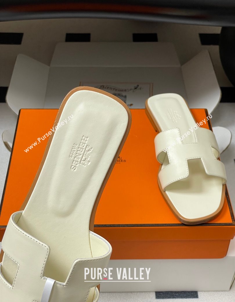 Hermes Oran Classic Flat Slides Sandal in Smooth Calfskin Pale Yellow 2025 H081803 (MD-250819041)