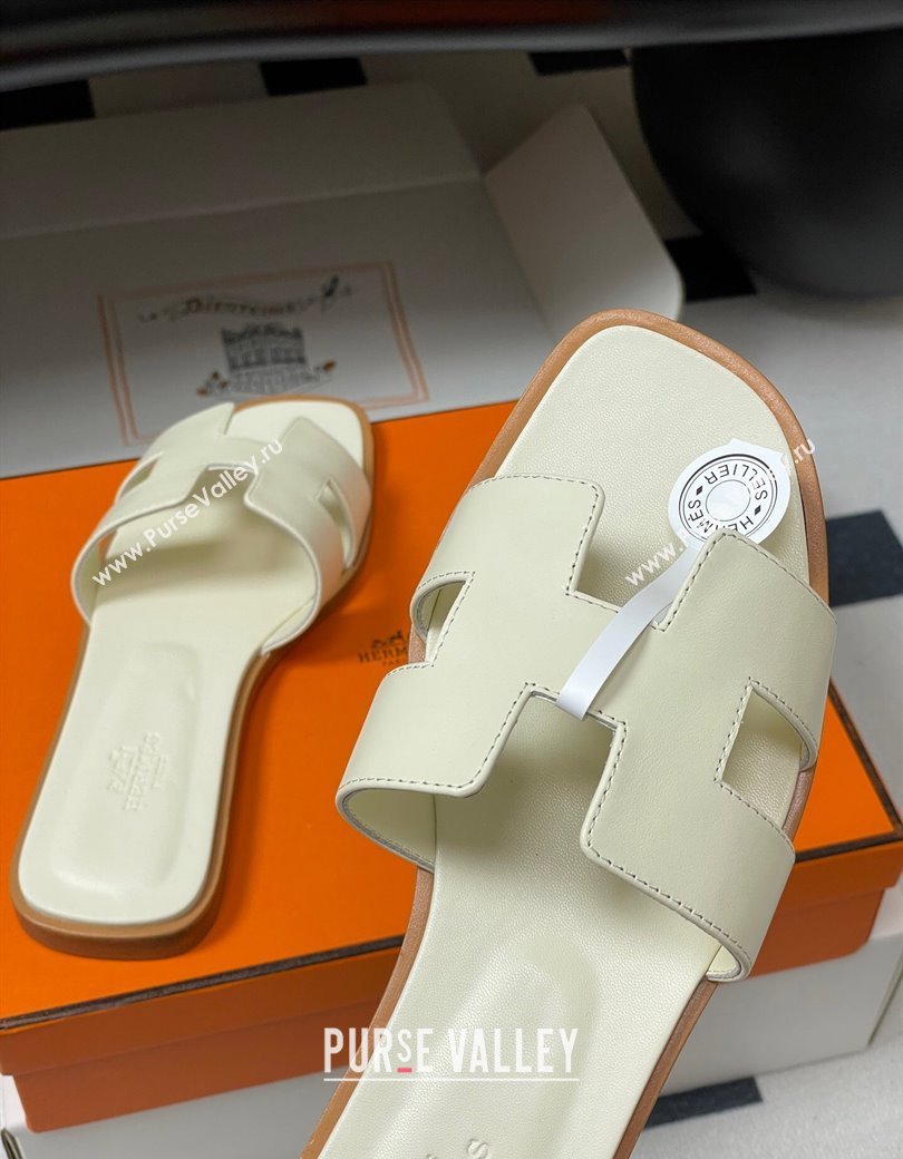 Hermes Oran Classic Flat Slides Sandal in Smooth Calfskin Pale Yellow 2025 H081803 (MD-250819041)