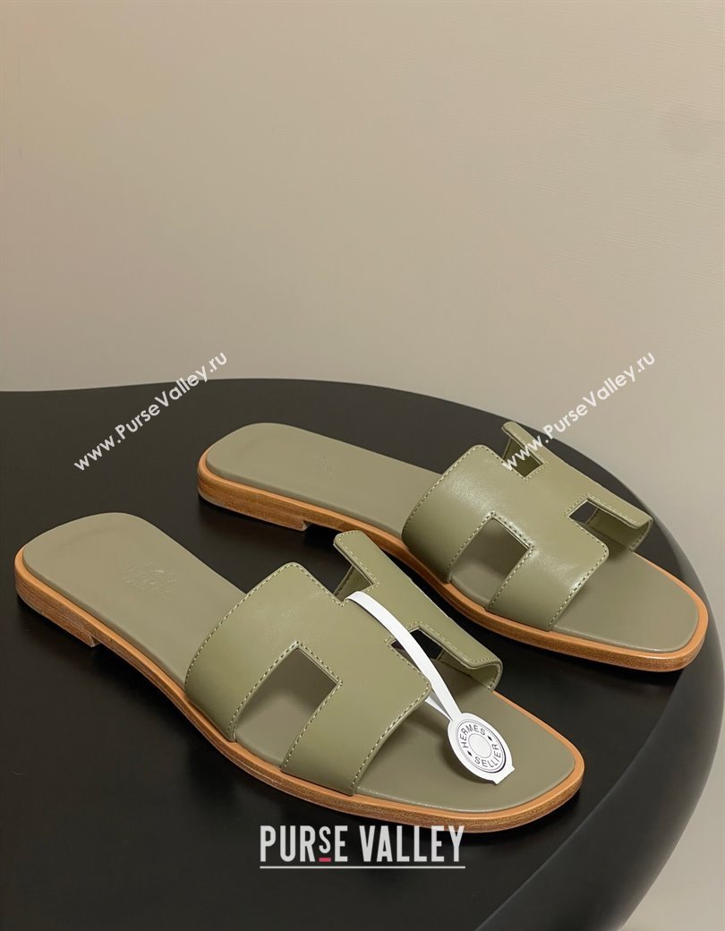 Hermes Oran Classic Flat Slides Sandal in Smooth Calfskin Khaki 2025 H081803 (MD-250819044)