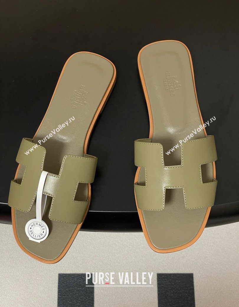 Hermes Oran Classic Flat Slides Sandal in Smooth Calfskin Khaki 2025 H081803 (MD-250819044)