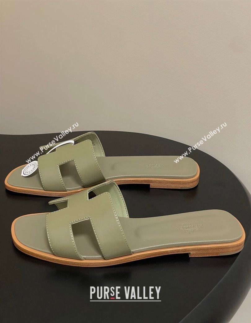 Hermes Oran Classic Flat Slides Sandal in Smooth Calfskin Khaki 2025 H081803 (MD-250819044)