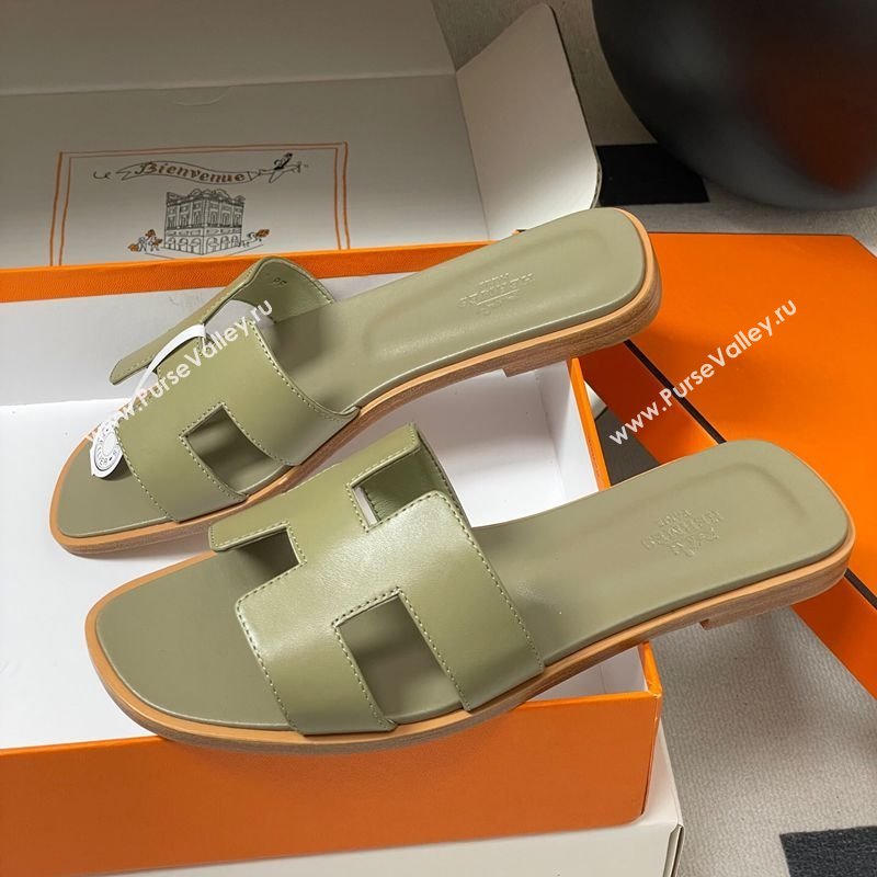 Hermes Oran Classic Flat Slides Sandal in Smooth Calfskin Khaki 2025 H081803 (MD-250819044)
