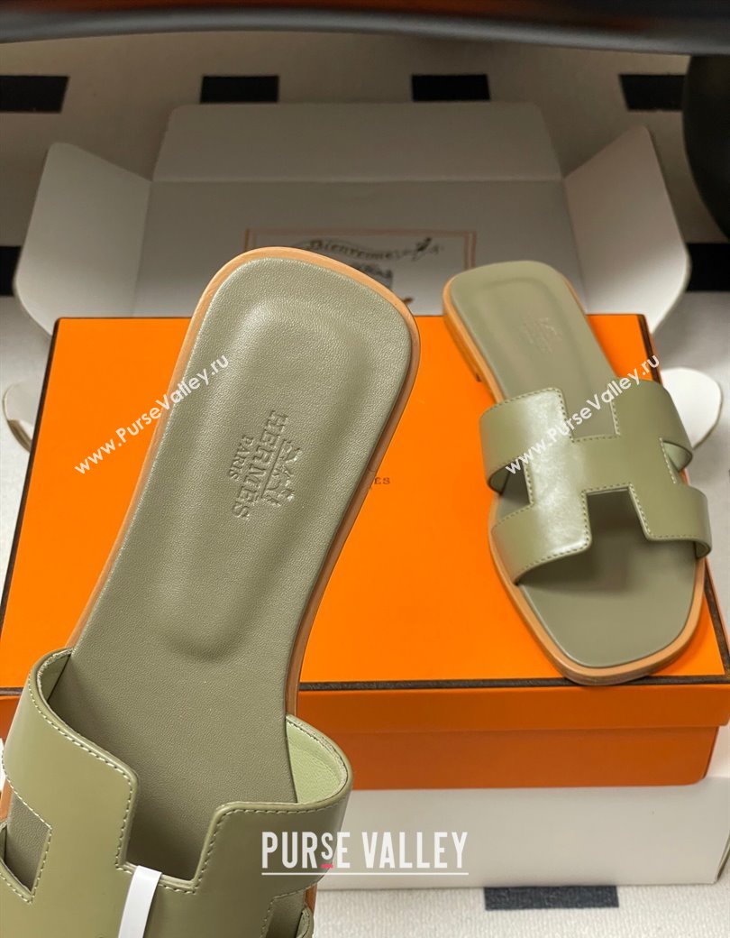 Hermes Oran Classic Flat Slides Sandal in Smooth Calfskin Khaki 2025 H081803 (MD-250819044)