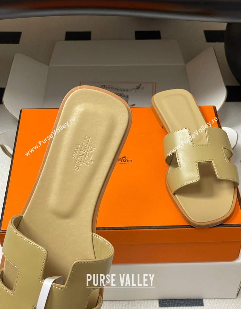 Hermes Oran Classic Flat Slides Sandal in Smooth Calfskin Beige 2025 H081803 (MD-250819045)