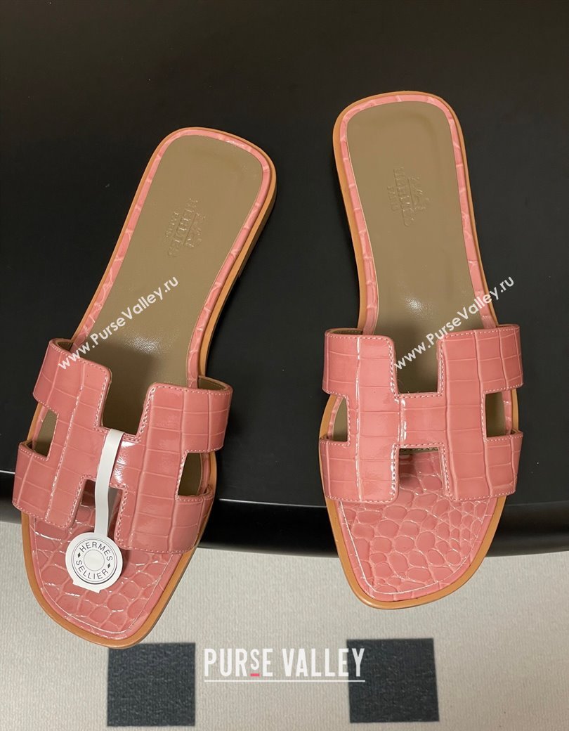 Hermes Oran Classic Flat Slides Sandal in Crocodile Embossed Calfskin Light Pink 2025 H081803 (MD-250819051)