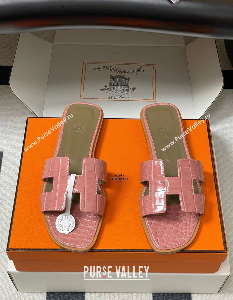 Hermes Oran Classic Flat Slides Sandal in Crocodile Embossed Calfskin Light Pink 2025 H081803 (MD-250819051)