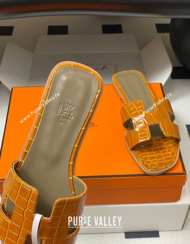 Hermes Oran Classic Flat Slides Sandal in Crocodile Embossed Calfskin Orange 2025 H081803 (MD-250819052)