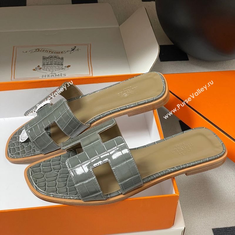 Hermes Oran Classic Flat Slides Sandal in Crocodile Embossed Calfskin Grey 2025 H081803 (MD-250819053)