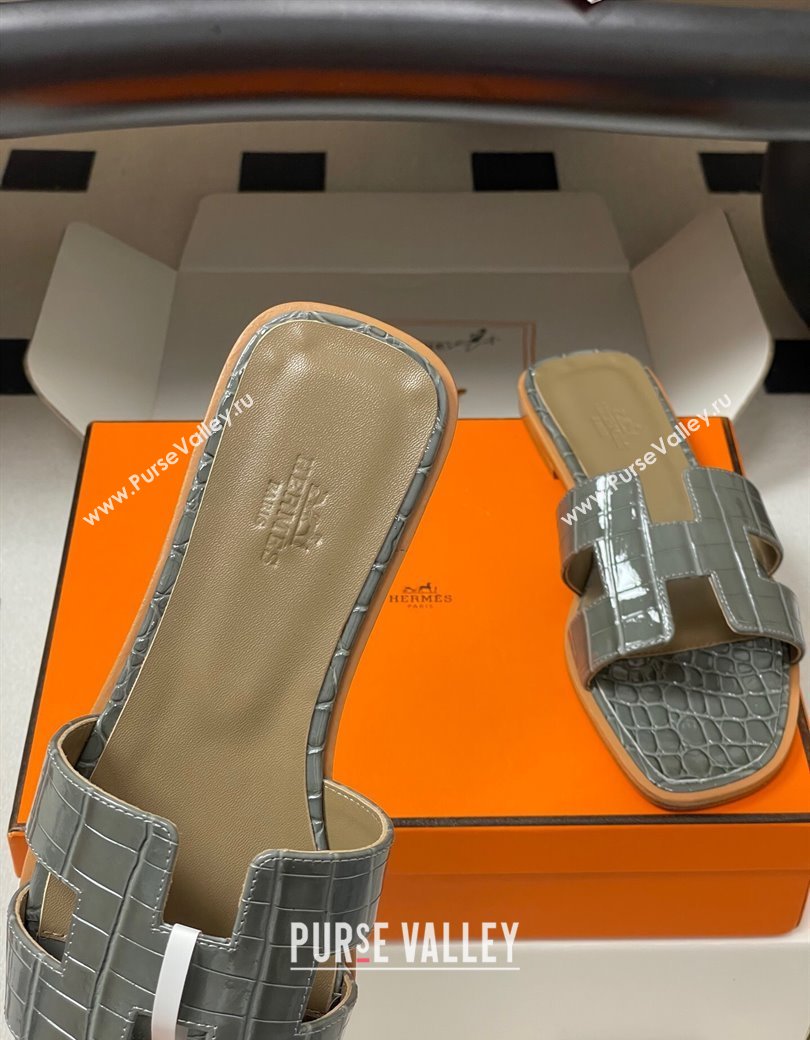 Hermes Oran Classic Flat Slides Sandal in Crocodile Embossed Calfskin Grey 2025 H081803 (MD-250819053)