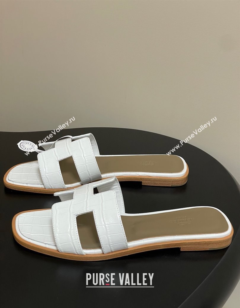 Hermes Oran Classic Flat Slides Sandal in Stone Embossed Calfskin White 2025 H081803 (MD-250819058)