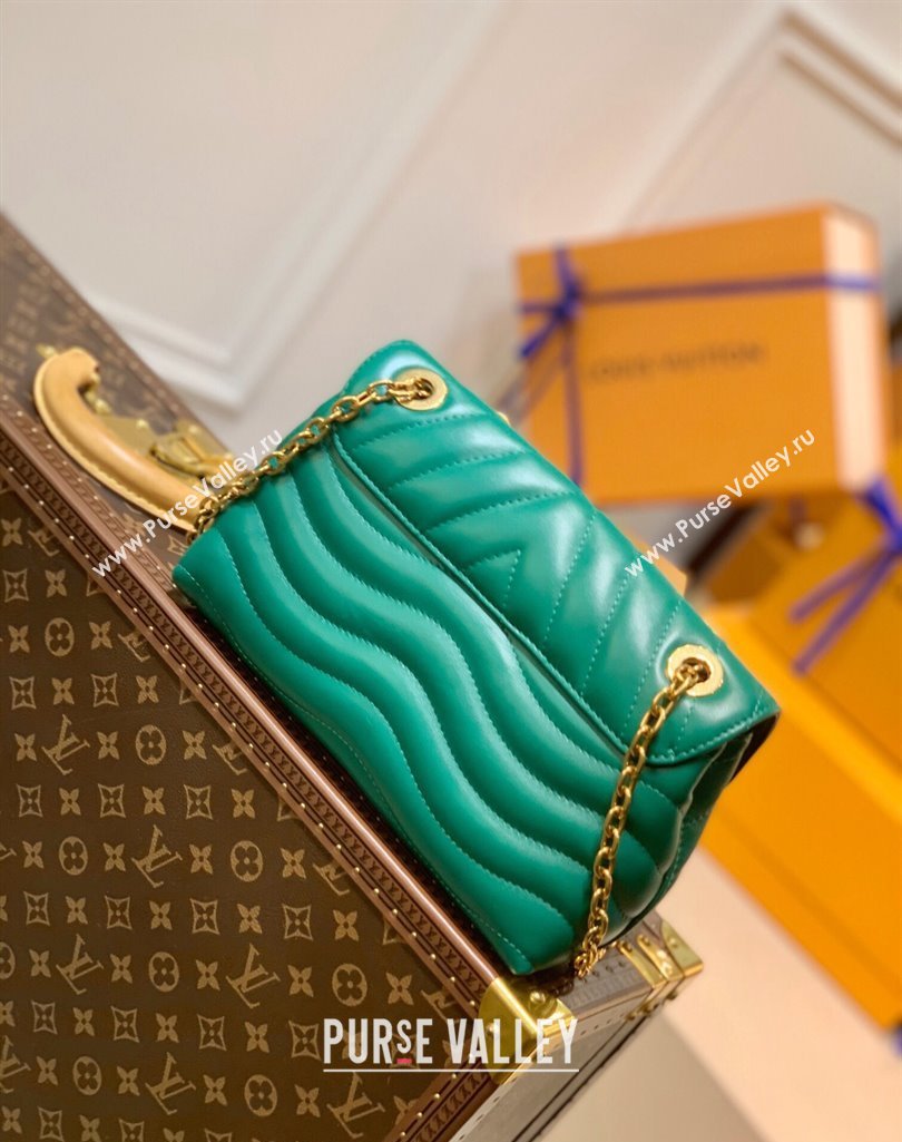 Louis Vuitton LV New Wave Chain Bag in Smooth Leather M58554 Green 2025 (KI-250212036)