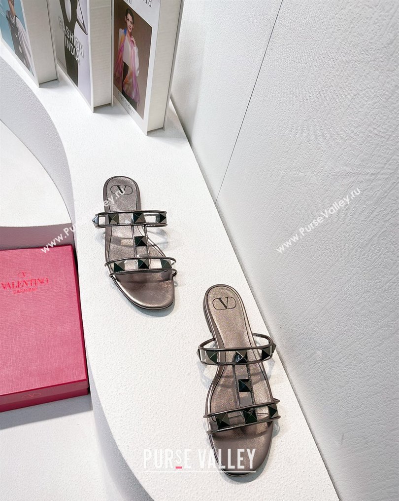 Valentino Roman Stud Flat Slide Sandals in Leather and PVC Metallic Grye 2023 VT102704 (MD-231027100)