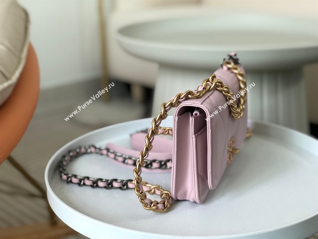 Chanel 19 Wallet On Chain WOC Bag in Lambskin AP3267 Pink/Gold 2024 (SM-24060407)