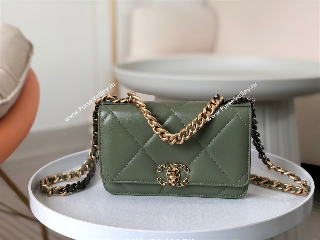 Chanel 19 Wallet On Chain WOC Bag in Lambskin AP3267 Green/Gold 2024 (SM-24060409)