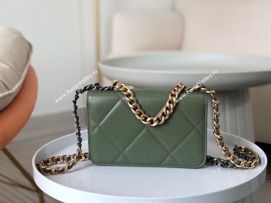 Chanel 19 Wallet On Chain WOC Bag in Lambskin AP3267 Green/Gold 2024 (SM-24060409)