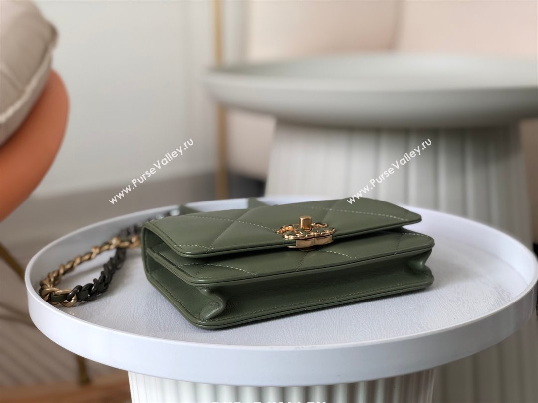 Chanel 19 Wallet On Chain WOC Bag in Lambskin AP3267 Green/Gold 2024 (SM-24060409)