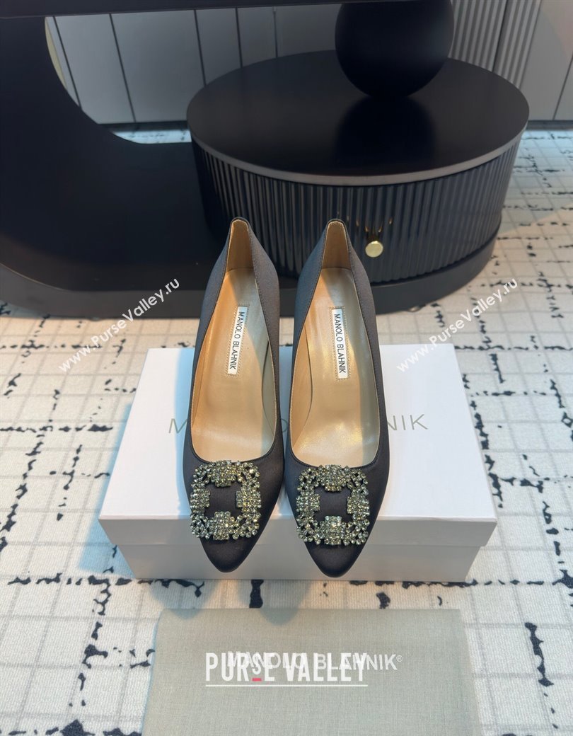 Manolo Blahnik Hangisi Satin Pumps 7cm with Strass Buckle Black 2024 1225 (KL-241225019)