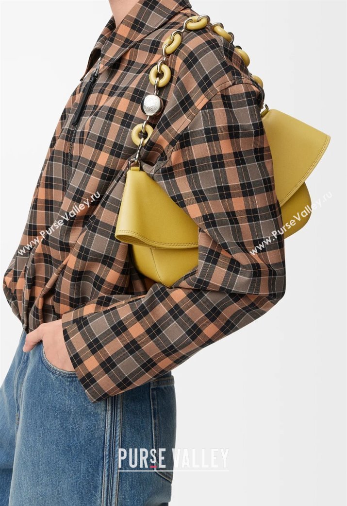 Loewe Medium Ola bag in smooth calfskin Ginger Yellow 2025 012518 (nana-250925044)