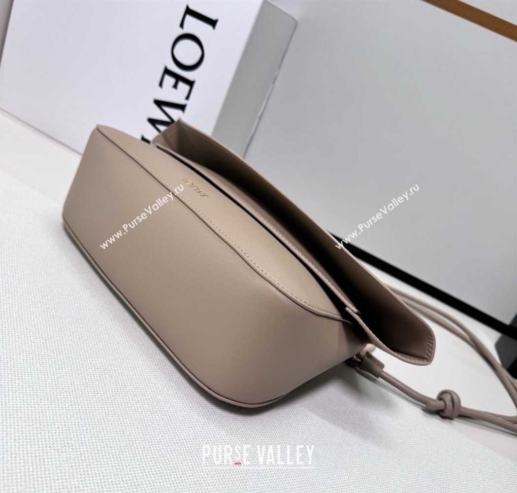 Loewe Medium Ola bag in smooth calfskin Sand Beige 2025 012518 (nana-250925047)