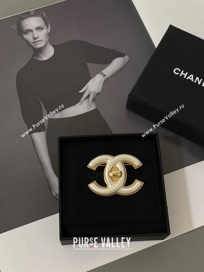 Chanel CC Brooch CH101031 Gold/White 2024 (YF-24101031)