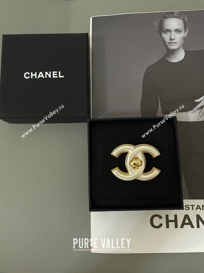 Chanel CC Brooch CH101031 Gold/White 2024 (YF-24101031)