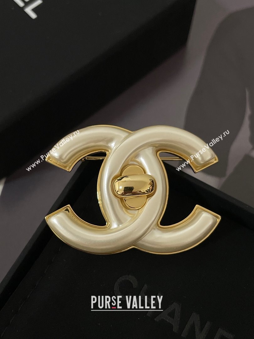 Chanel CC Brooch CH101031 Gold/White 2024 (YF-24101031)