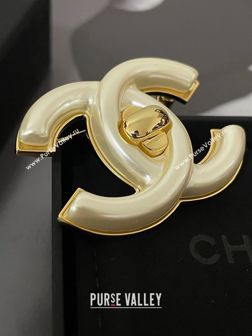 Chanel CC Brooch CH101031 Gold/White 2024 (YF-24101031)