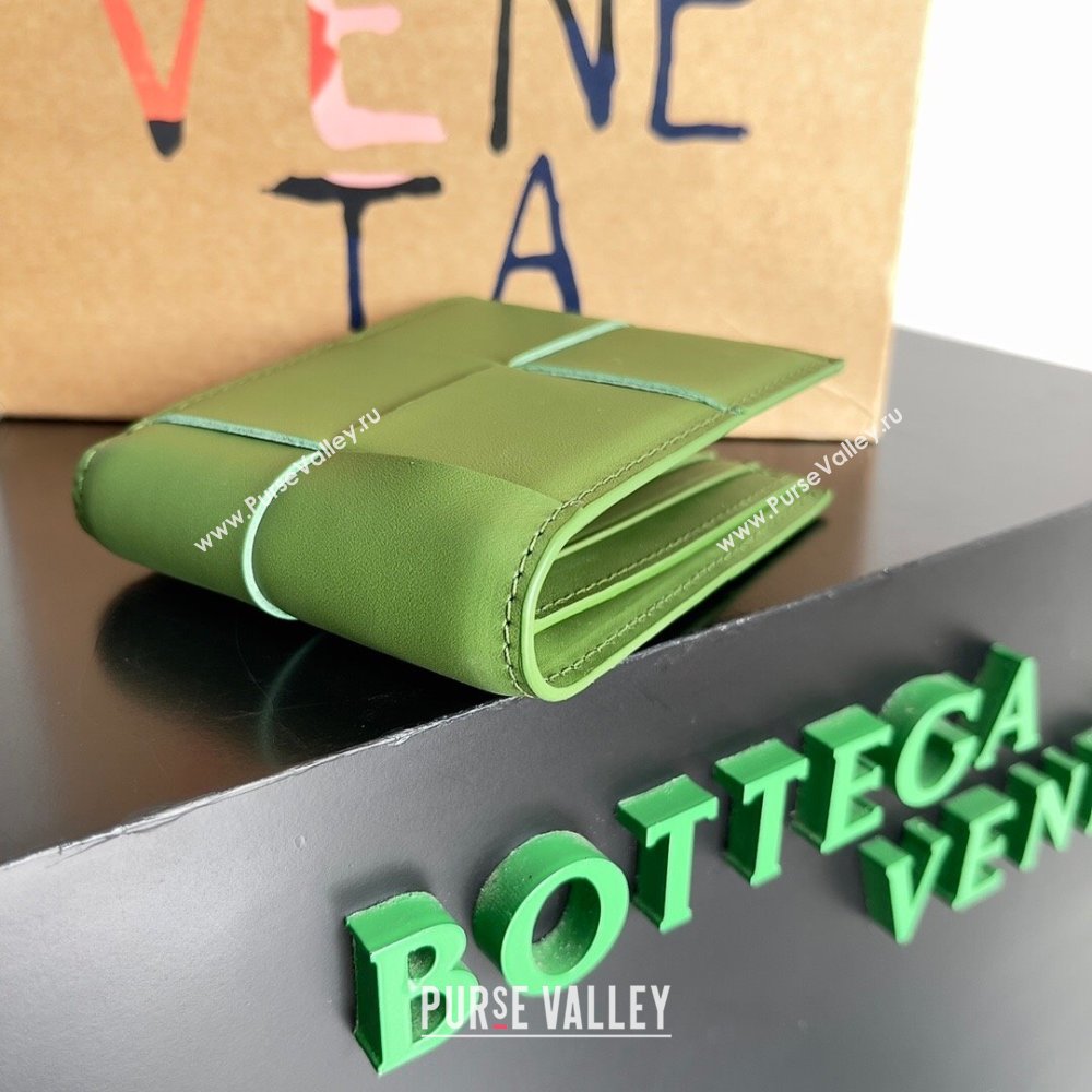 Bottega Veneta Cassette Bi-Fold Wallet in Intreccio Calfskin Leather 649603 Green 02 2024 (MS-24012324)