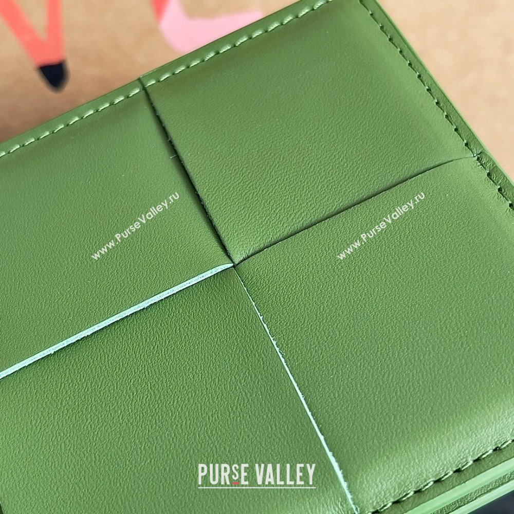 Bottega Veneta Cassette Bi-Fold Wallet in Intreccio Calfskin Leather 649603 Green 02 2024 (MS-24012324)