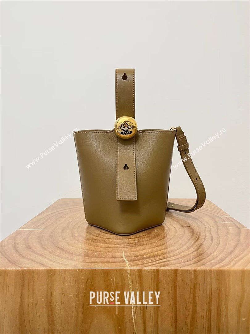 Loewe Mini Pebble Bucket bag in mellow calfskin Oak Brown 2024 Top (KE-24090217)