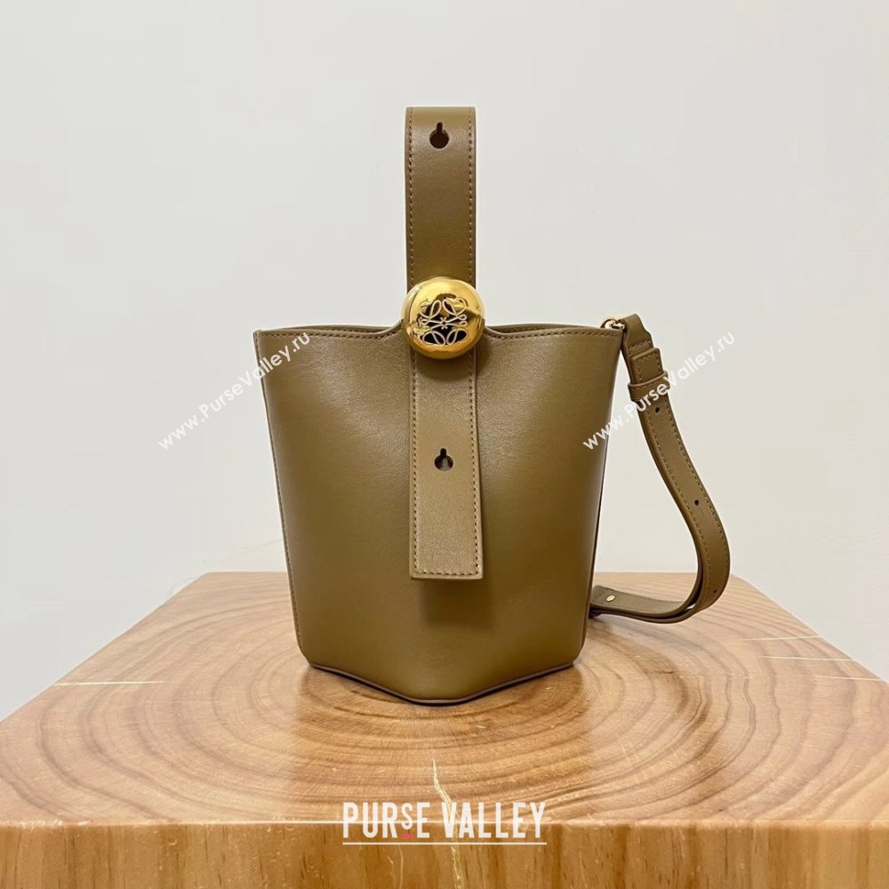 Loewe Mini Pebble Bucket bag in mellow calfskin Oak Brown 2024 Top (KE-24090217)